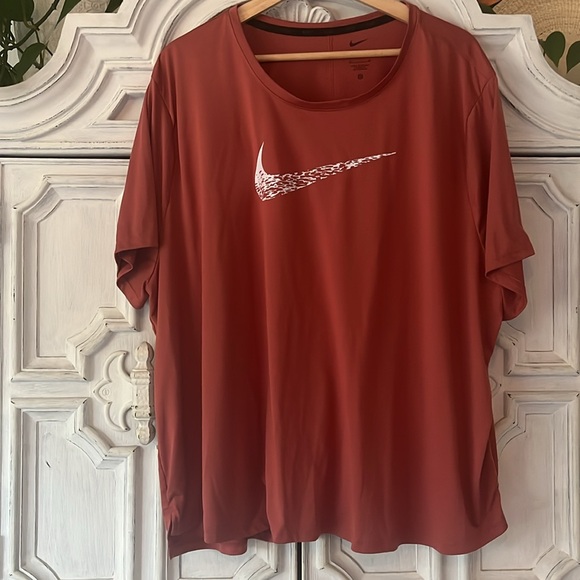 5 for $25 Women’s Nike Swoosh Run SS Top Dry Fit Canyon Rust Size 3XL Reflective - Picture 2 of 9